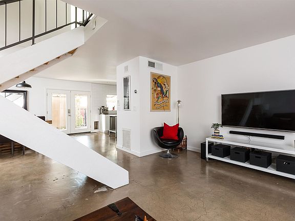3rd image of 2870 E Clarendon Ave