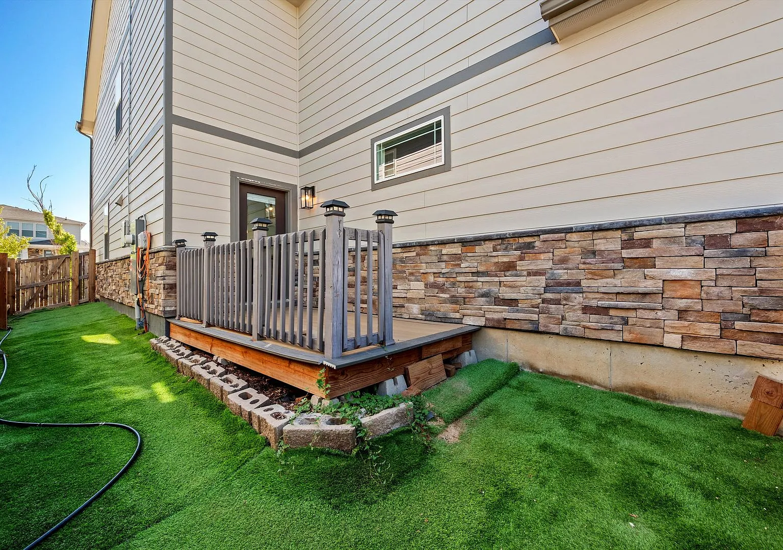 Beautiful 4-Bedroom Home in Aurora Modern Finishes & Great Community — Photo 4