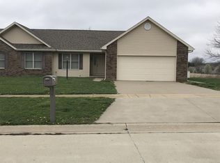 203 Red Bud Dr, Mahomet, IL 61853