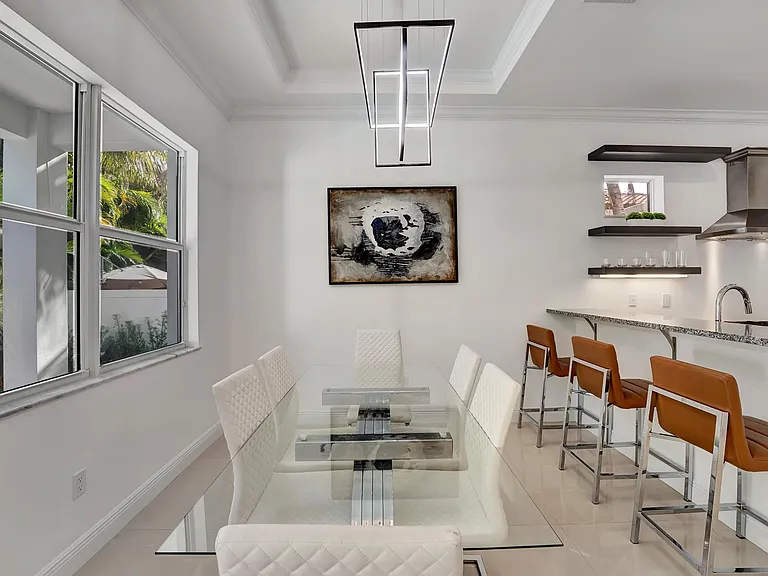 500 NE Wavecrest Way — Photo 4
