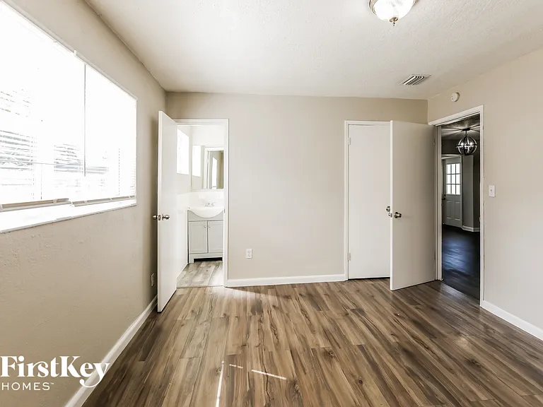 2330 N 67th Ave — Photo 10