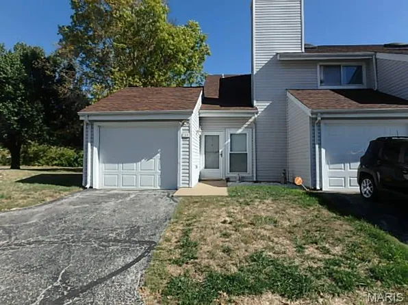 519 Greenway Chase Ct, Florissant, MO 63031