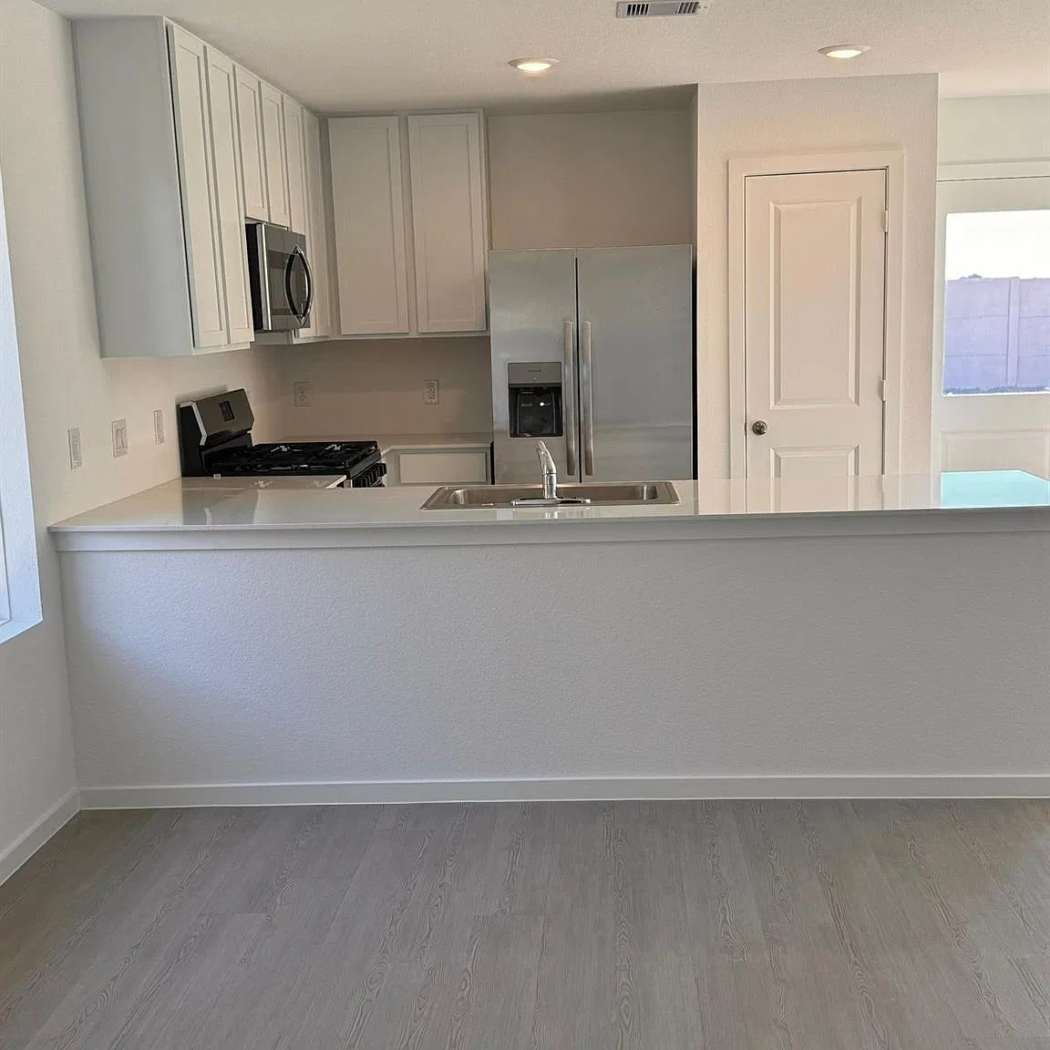 3 bed, 2.0 bath, 1302 sqft, $1,849 — Photo 4