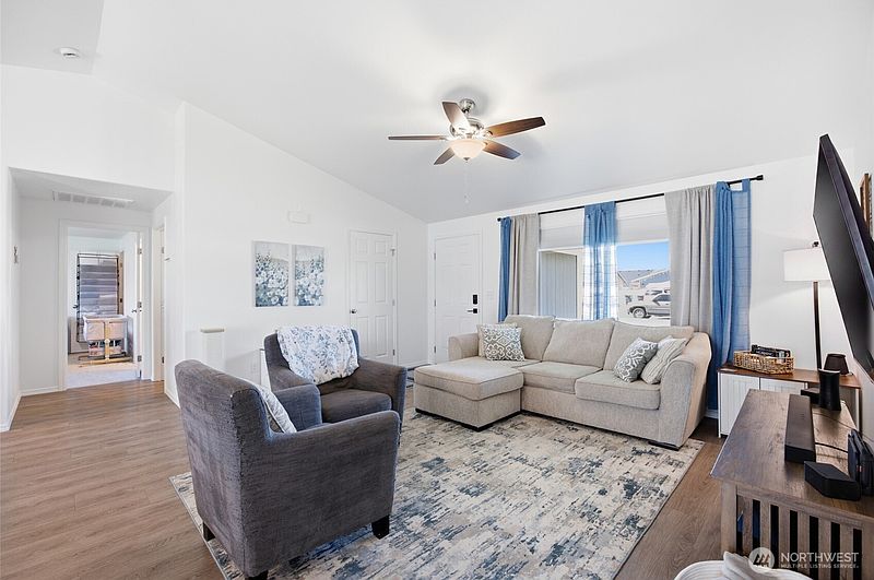 3rd image of 1305 W Polo Ridge Drive