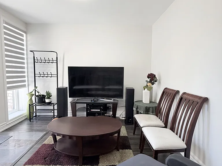 1606 Sandhurst Cres — Photo 15