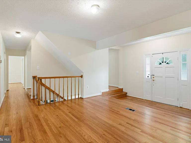 9708 Locust Hill Dr — Photo 10