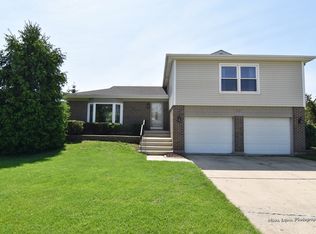 1007 Confederation Dr, Bartlett, IL 60103