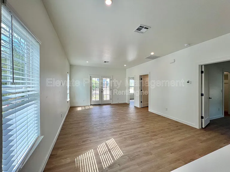 216 E Hurd St #200 — Photo 8