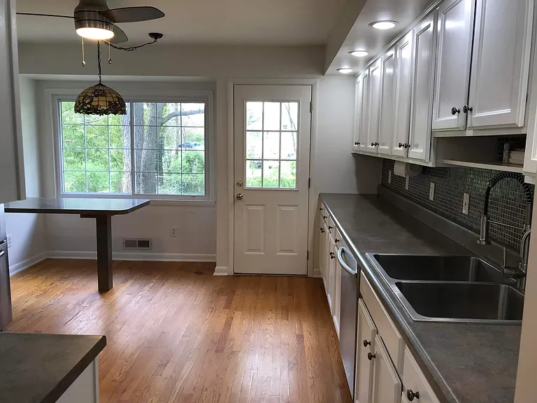 Knollwood Dr — Photo 3