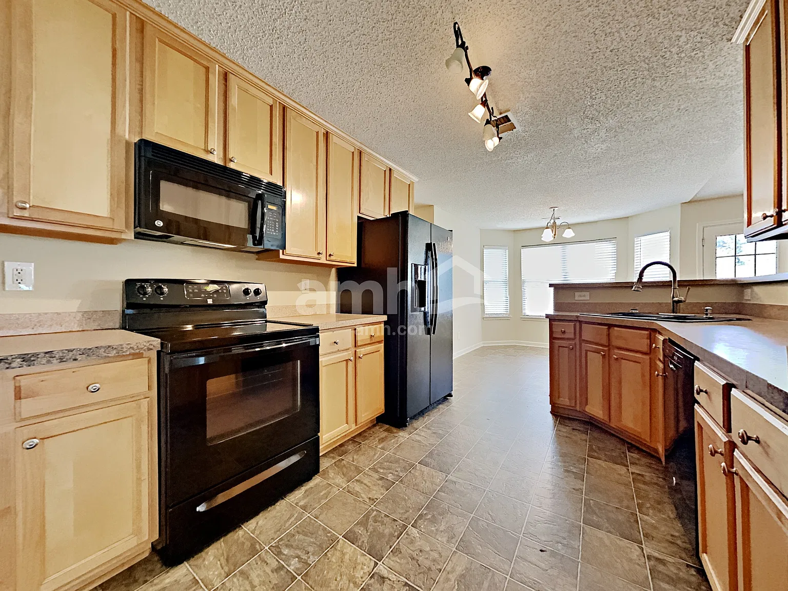 3 bed, 2.0 bath, 1698 sqft, $2,090 — Photo 3
