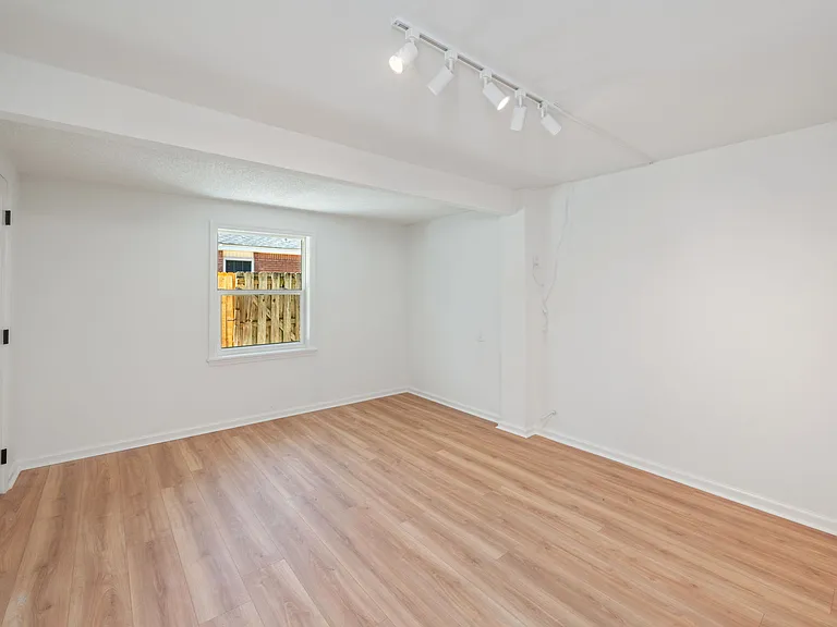 1002 High Grove Ct #B — Photo 18