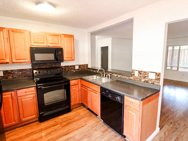 400-406 NE 63rd Ave #402 — Photo 5