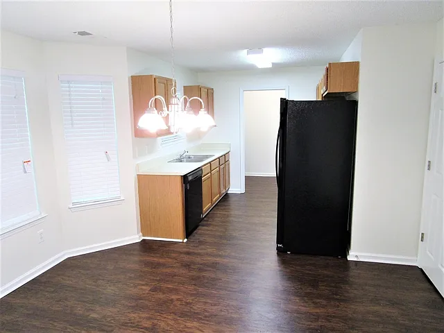 4 bed, 2.5 bath, 2111 sqft, $2,415 — Photo 3