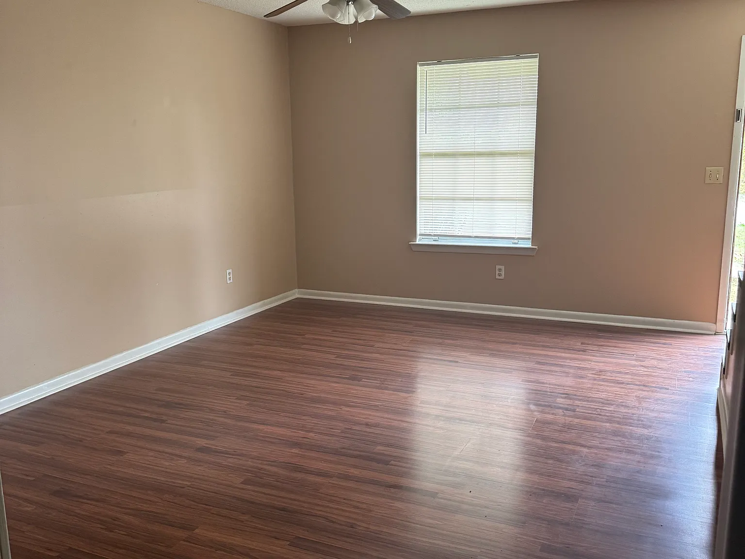 2 bed, 1.5 bath, 900 sqft, $1,300 — Photo 4