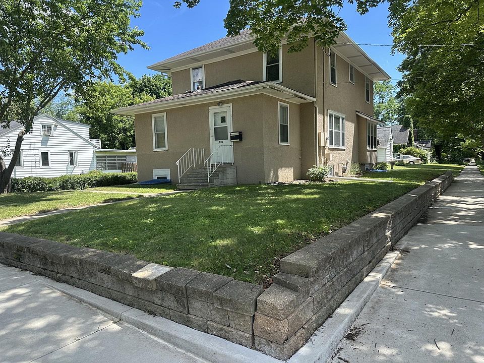 1st image of 702 9th St SE