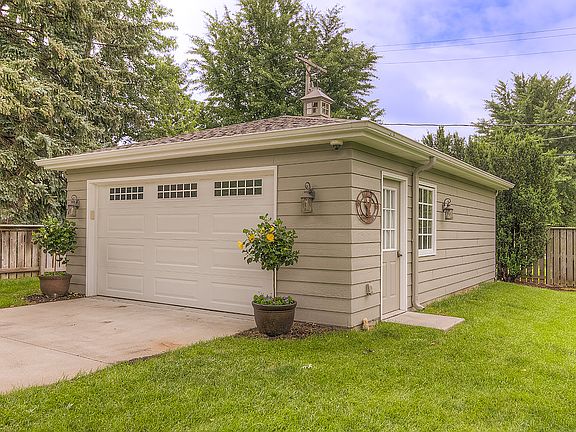 Detached garage