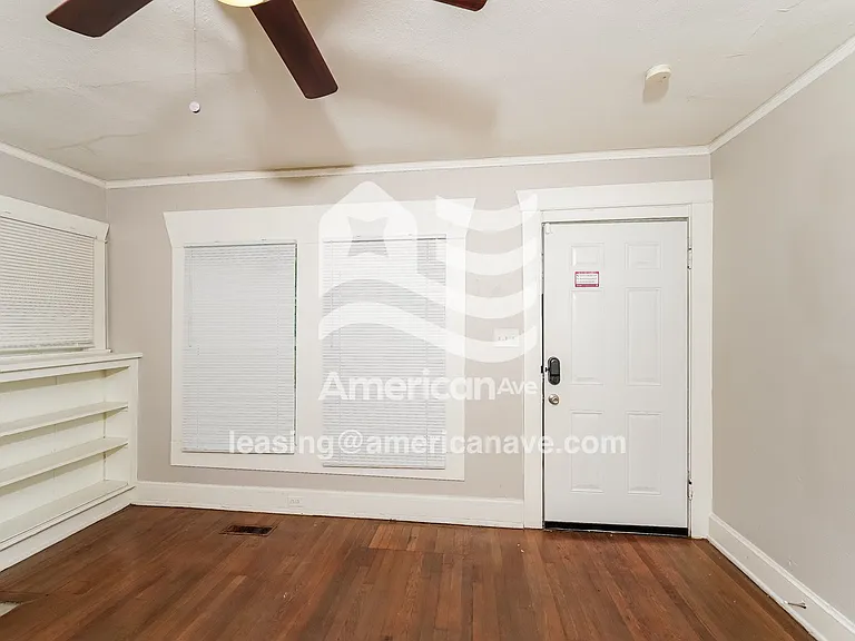 454576_003_living_room_13898856.jpg