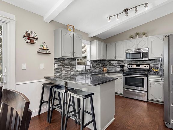 5th image of 300 Edgewood Dr SE