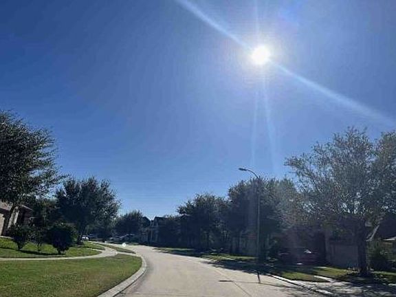 Exterior Neighborhood (street photo)