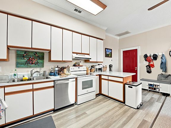 3rd image of 415 Broad St #B