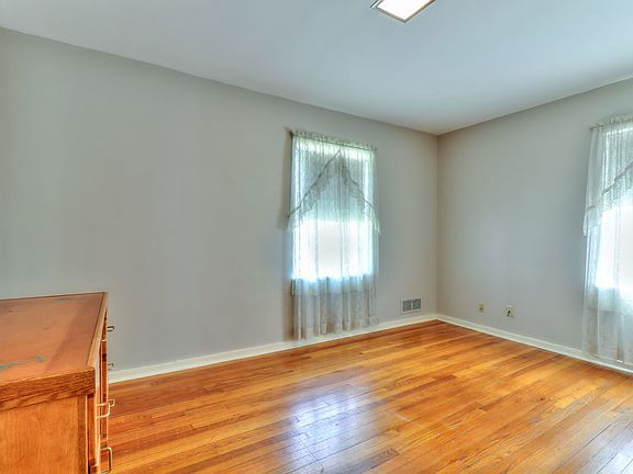 2nd image of 806 W Maple St