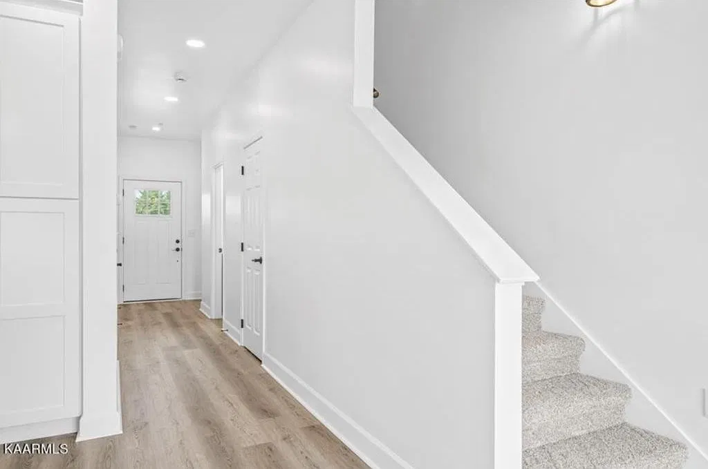 104 Eastside Dr — Photo 2