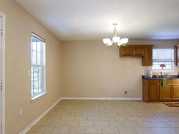 The large breakfast area with chandelier.