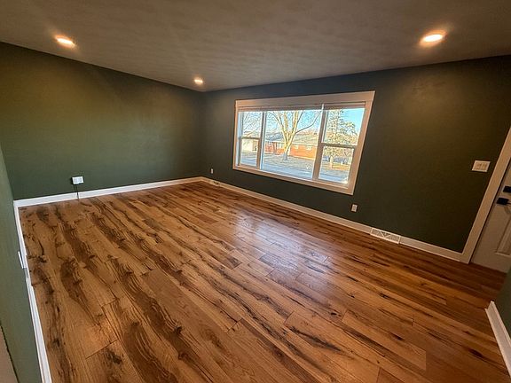 5th image of 1694 Earl Dr