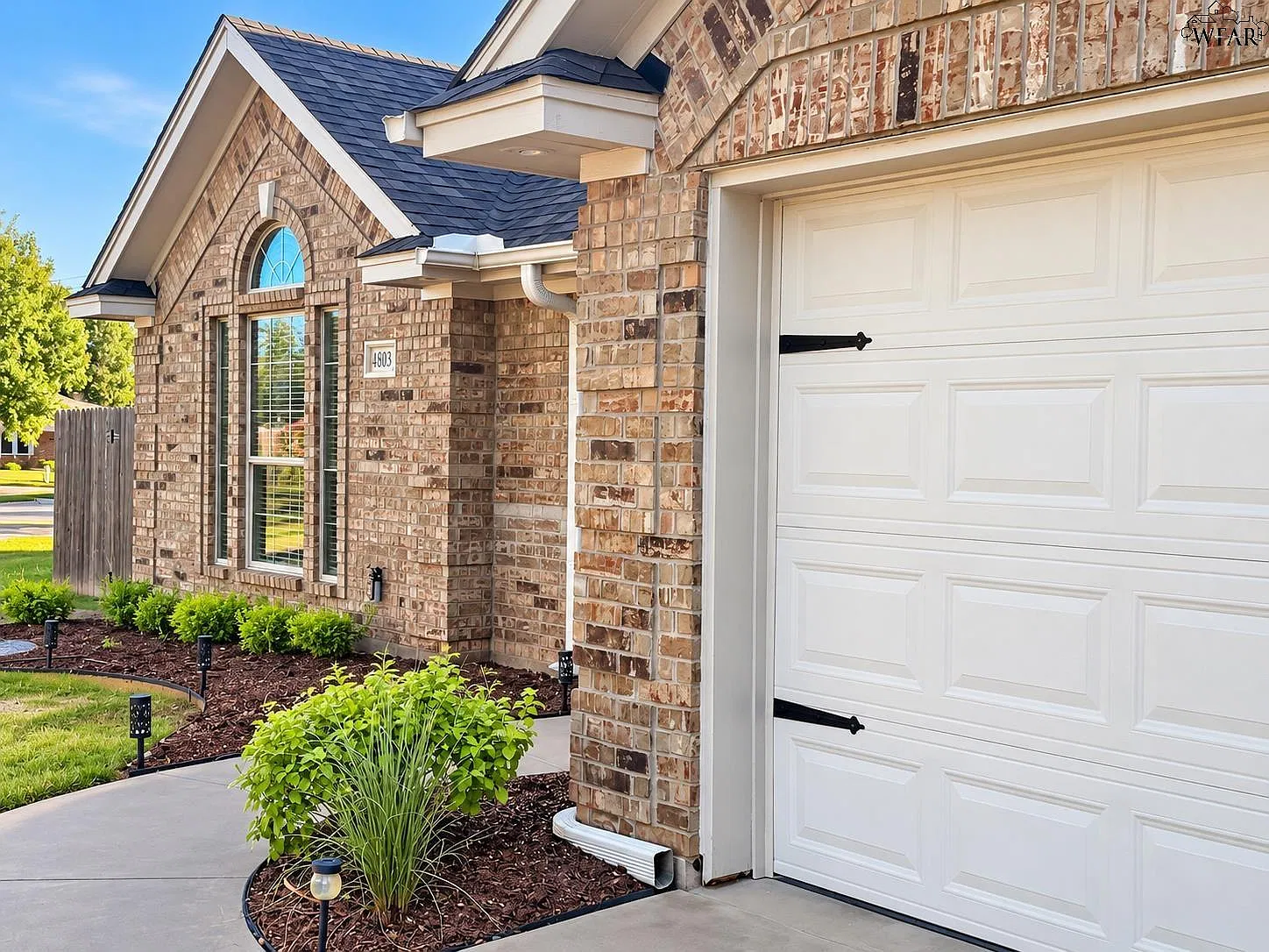 3 bed, 2.0 bath, 1818 sqft, $2,200 — Photo 3