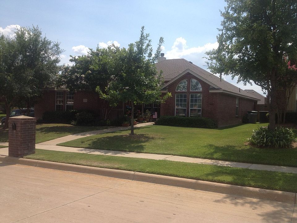 Beautiful curb appeal!