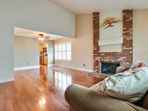 5th image of 122 N Ukiah Way