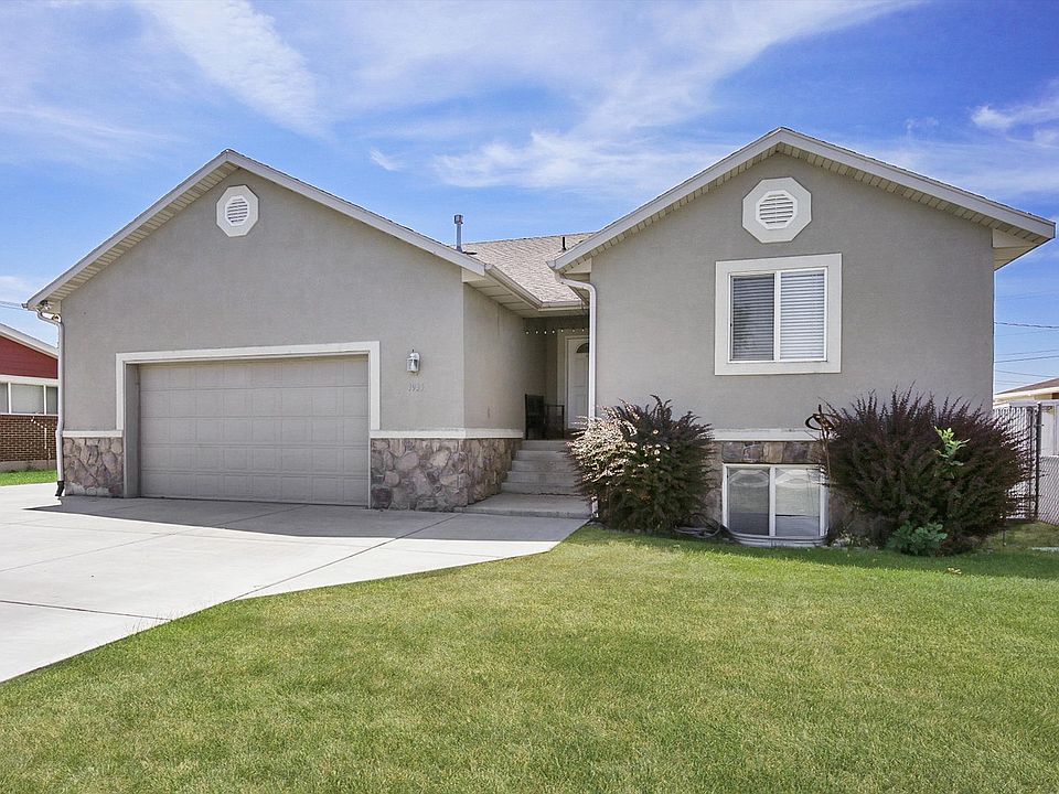 Front yard and entrance to the top floor duplex.