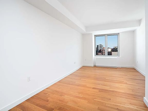 2nd image of 31-43 Vernon Blvd #706A