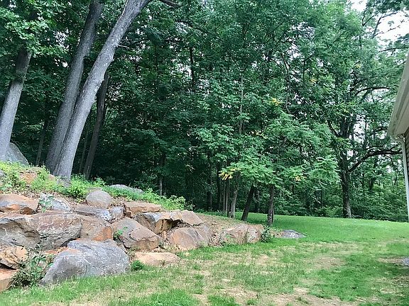 Large side yard
