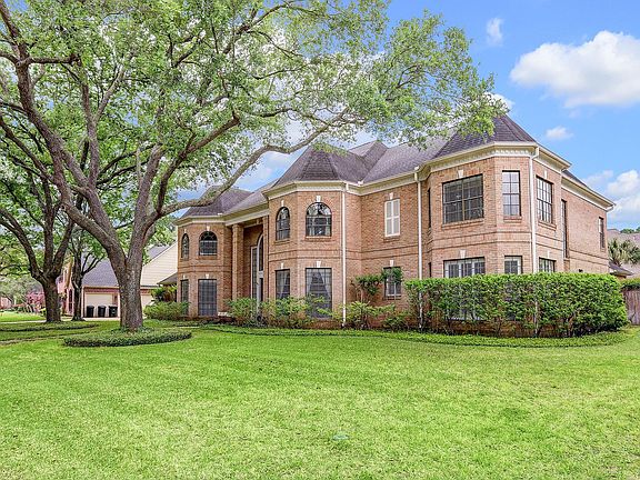 3rd image of 1602 Pebble Chase Dr