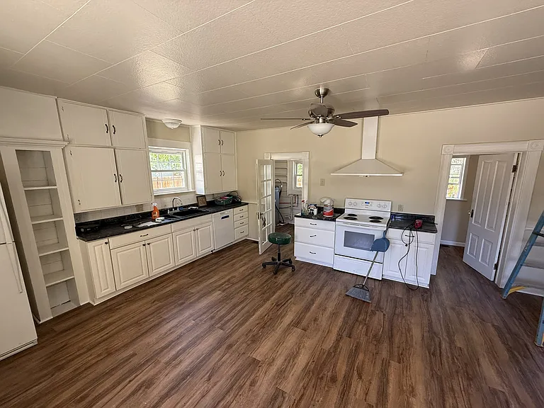 303 Pine St — Photo 2