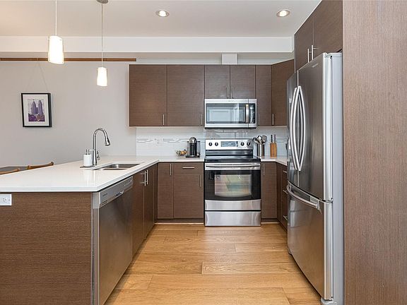 3rd image of 924 Esquimalt Rd #303