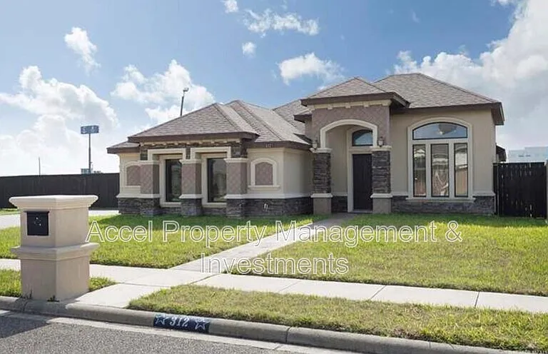 312 Kika De La Garza St — Photo 3