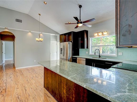 4th image of 1424 Turner St