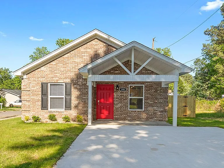 108 Pulaski Dr — Photo 1