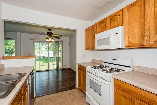 3 bed, 2.5 bath, 1668 sqft, $2,750 — Photo 2