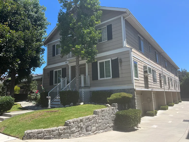 154 N Meridith Ave #9 — Photo 2