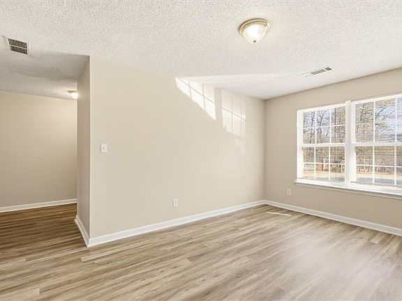 3rd image of 460 Parkway Rd