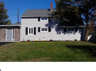32 Great Oak Rd, Levittown, PA 19057