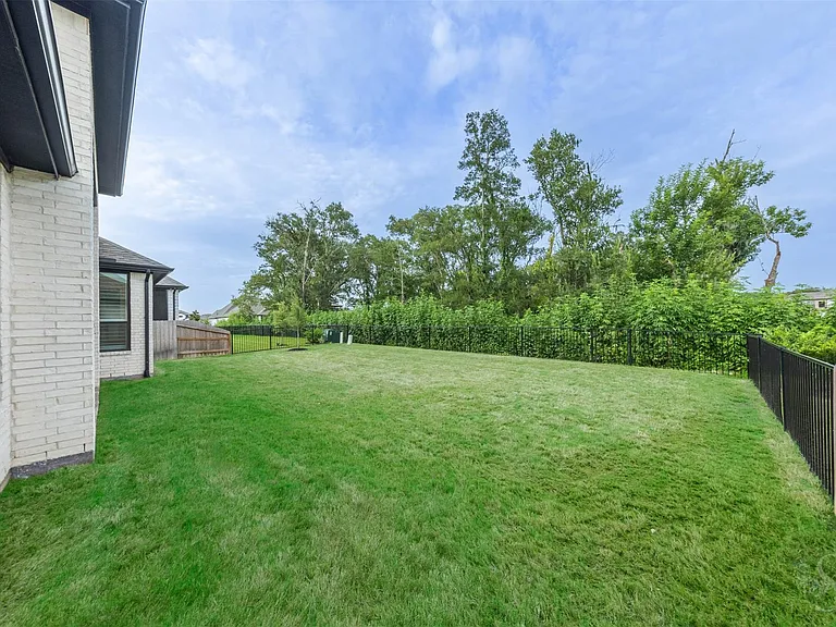 4318 Driftrose Dr — Photo 47