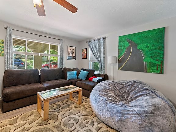5th image of 606 NW Melody Ln