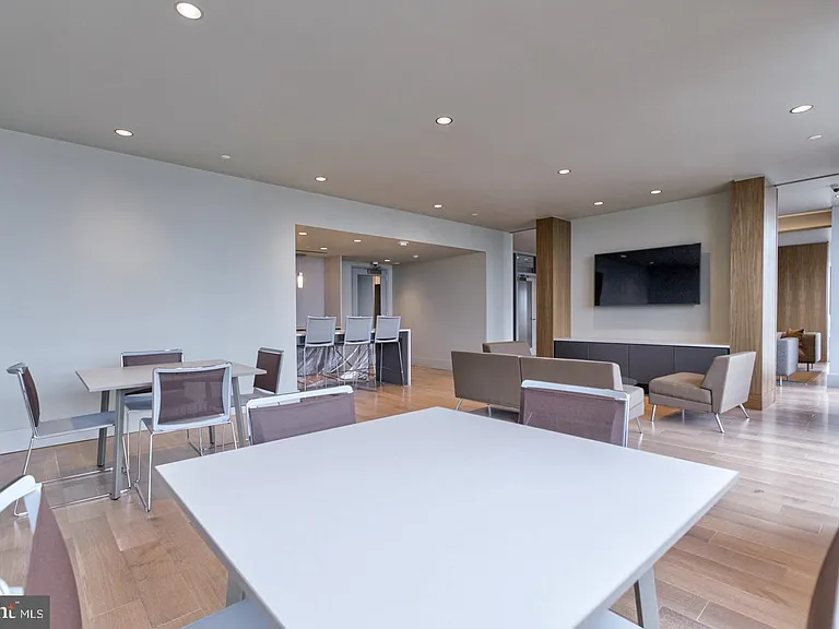 2020 Walnut St #12F — Photo 17