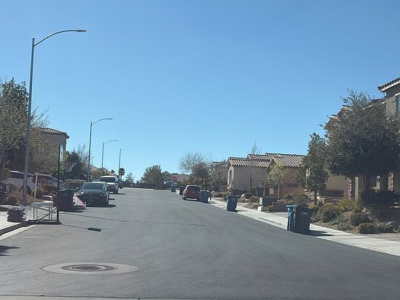 5th image of 989 Fairway Hill St