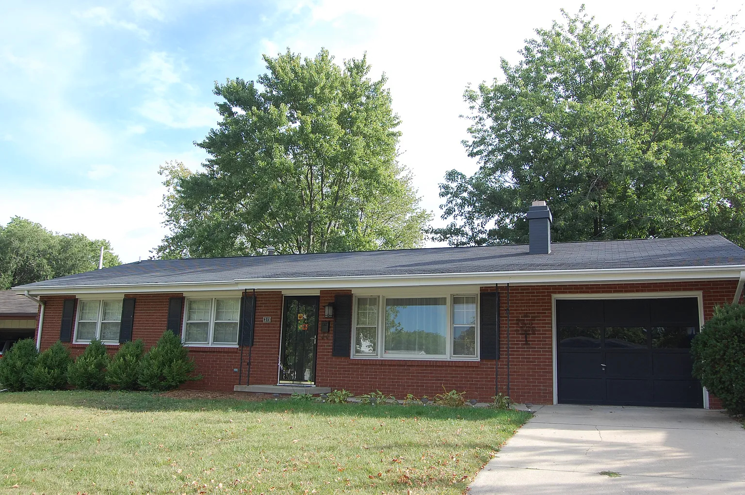 315 Hillside Ln photo 1