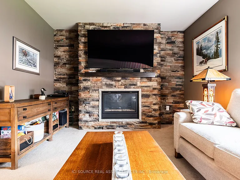 1352 Coleman Cres — Photo 4